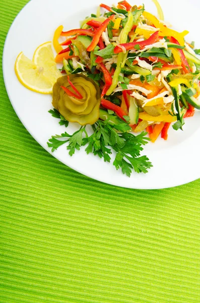 Heerlijke salade in de schotel — Stockfoto