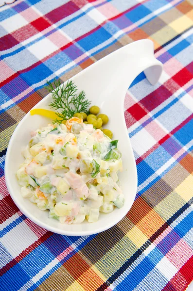 皿の中のおいしいサラダ — ストック写真
