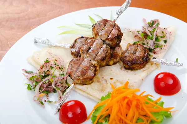 Et yemeği - Tabakta servis edilen kebap