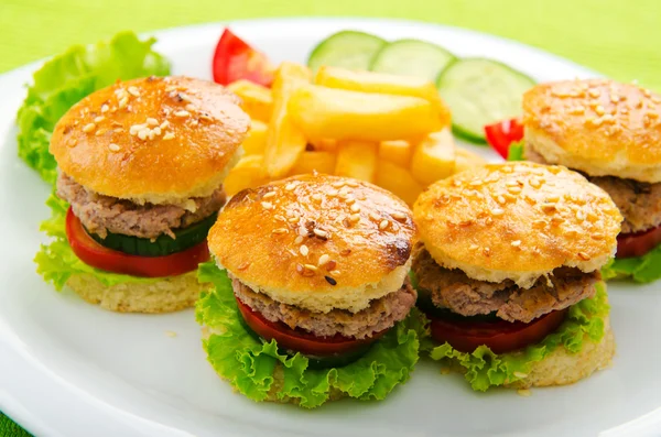 Teller mit leckeren Mini-Burgern — Stockfoto