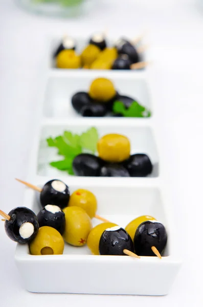 Azeitonas servidas no prato — Fotografia de Stock