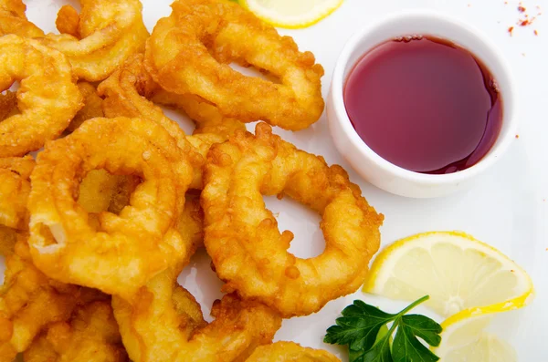 Anillos de calamares fritos servidos con salsa — Foto de Stock