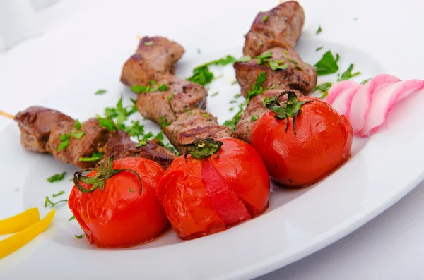 Kebab y tomates en el plato —  Fotos de Stock