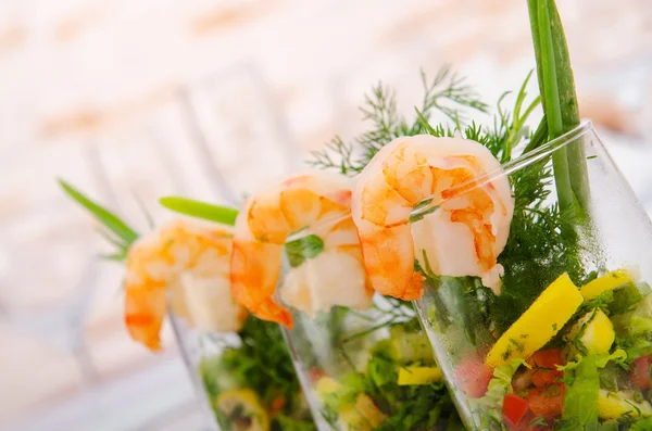 Salad udang disajikan dalam gelas — Stok Foto