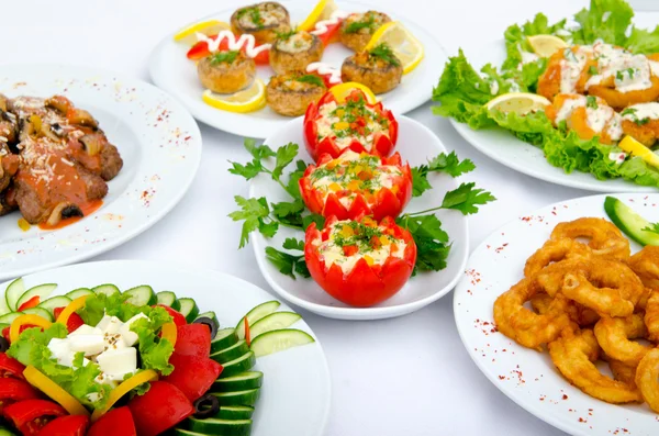 Bord som serveras till läckra måltider — Stockfoto