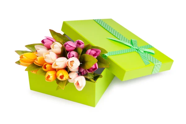 Geschenkdoos en tulpen geïsoleerd op wit — Stockfoto