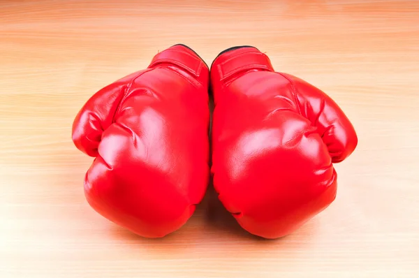 Боксерські рукавички на столі — стокове фото