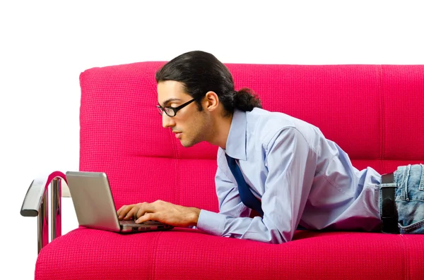 Studentin arbeitet mit Laptop auf Sofa — Stockfoto