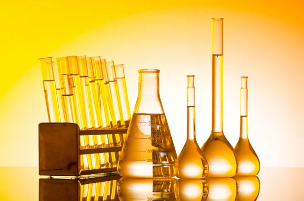 Kemiska lab med glas rör — Stockfoto