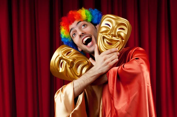 Herec s maks v pojetí vtipné divadlo — Stock fotografie