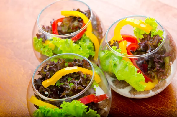 Frischer gesunder Salat in Schalen — Stockfoto