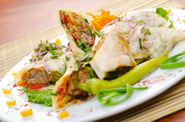 Kebab geserveerd in de plaat — Stockfoto