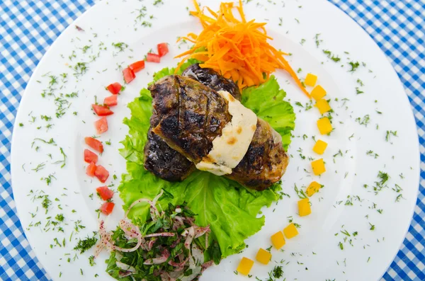 Vleeskeuken - kebab geserveerd in bord — Stockfoto