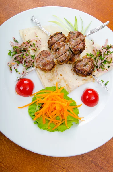 Kuchnia mięsna - kebab podawany w talerzu — Zdjęcie stockowe