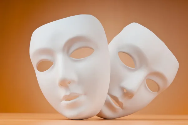 Conceito de teatro com máscaras contra fundo — Fotografia de Stock