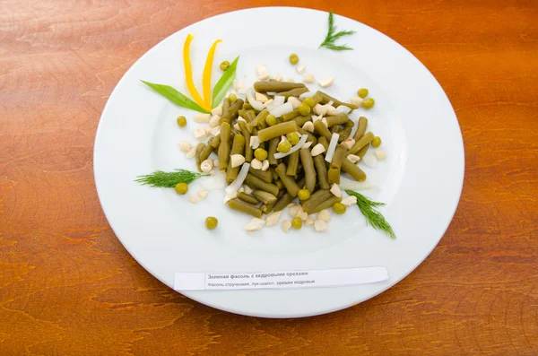 Tabakta yeşil fasulye salatası — Stok fotoğraf