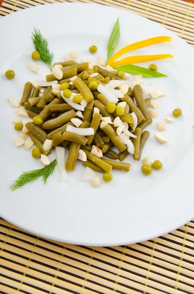 Салат из зеленой фасоли в тарелке — стоковое фото