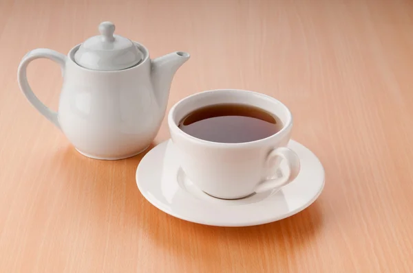 Чай на дерев'яному столі — стокове фото