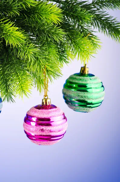 Στολίδια για το χριστουγεννιάτικο δέντρο στην γιορτή έννοια — Φωτογραφία Αρχείου