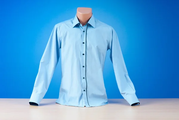 Рубашка висит на вешалке — стоковое фото