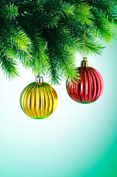 Baubles en el árbol de Navidad en concepto de celebración — Foto de Stock