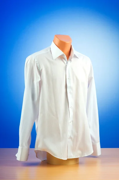 Ανδρικό πουκάμισο σε φόντο κλίση — Φωτογραφία Αρχείου