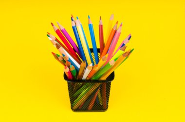 Renkli kalemlerle okul konseptine geri dön