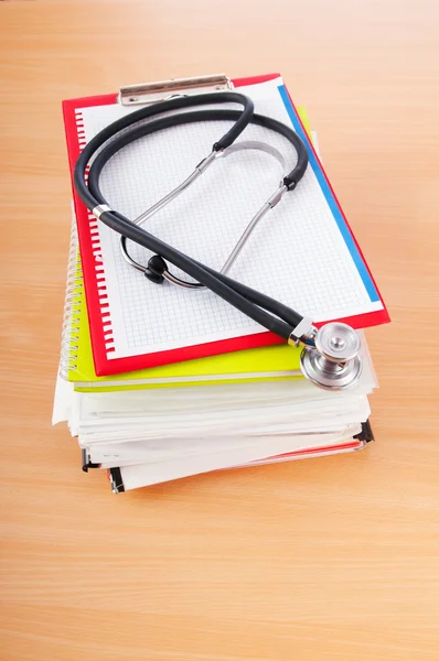 Concetto di medicina con stetoscopio e libri — Foto Stock
