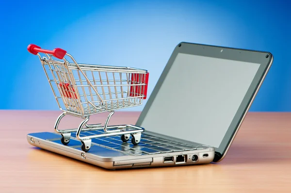 Internet concepto de compras en línea con ordenador y carrito — Foto de Stock