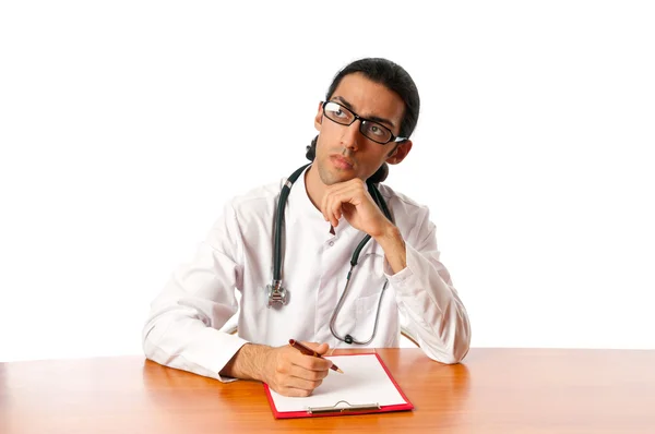 Doktor sedí u stolu na bílém pozadí — Stock fotografie