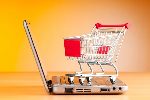 Shopping online med dator och vagn — Stockfoto