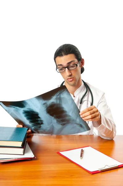 男性の医師が x 線画像を見て — ストック写真