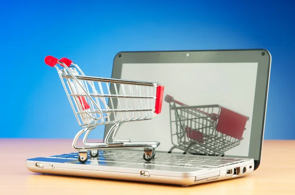 Online winkelen met computer en kar — Stockfoto