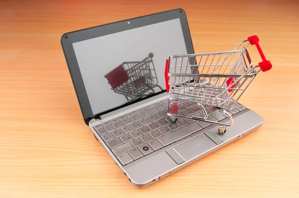 Shopping online con computer e carrello — Foto Stock