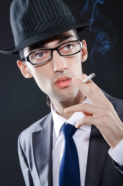 Giovane uomo fumare sigaretta — Foto Stock