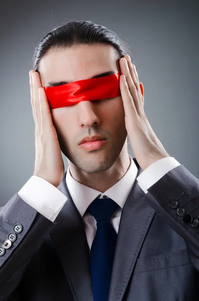 Бізнесмен засліплений червоною стрічкою — стокове фото