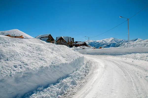 Снежная дорога зимой — стоковое фото