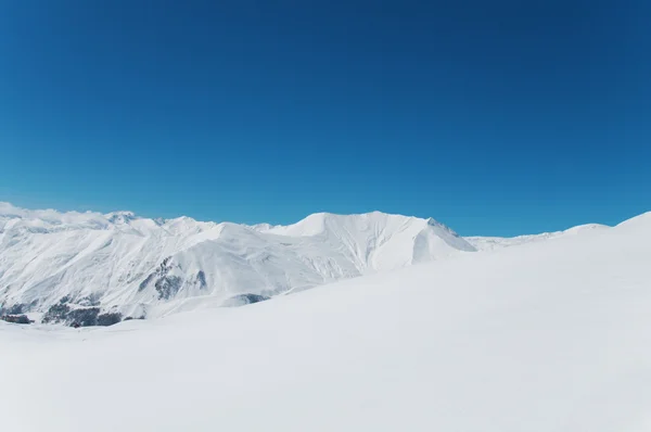 Hautes montagnes sous la neige en hiver — Photo