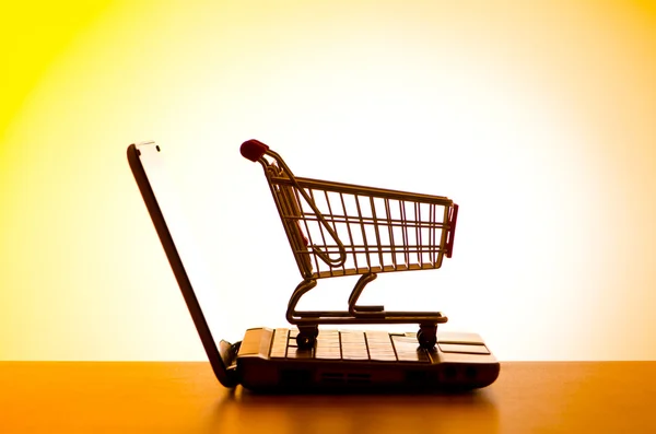 Silhoette bevásárlókosár és laptop — Stock Fotó