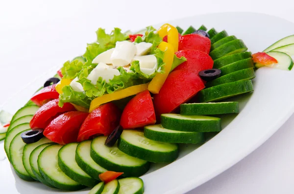 Okurkový a rajčatový salát v talíři — Stock fotografie
