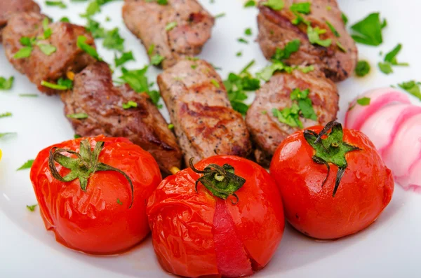 Dönerspieß und Tomaten im Teller — Stockfoto