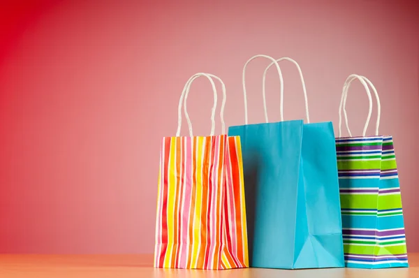グラデーション背景とカラフルな紙のショッピング バッグ — ストック写真