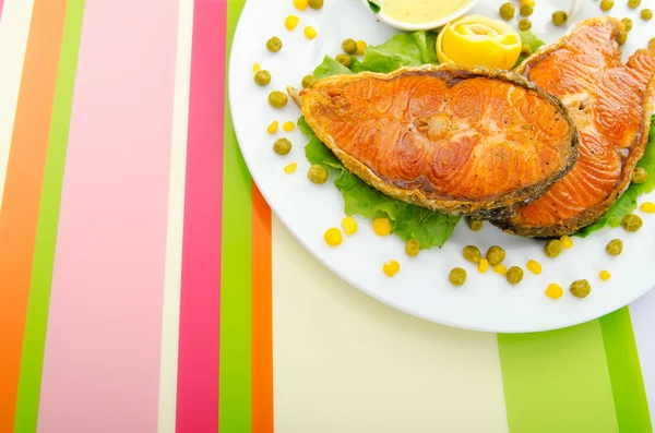 Жареный лосось в тарелке — стоковое фото