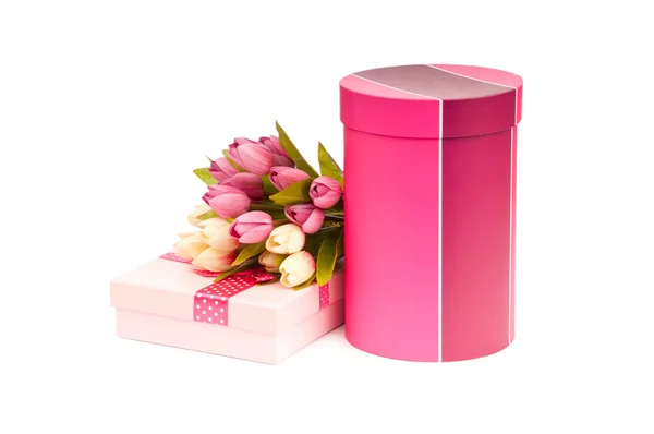 Giftbox e tulipas isoladas em branco — Fotografia de Stock