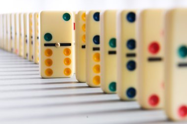 domino etkisi ile birçok parçalar