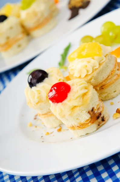Plate full of tasty mini cakes — Stock Photo, Image