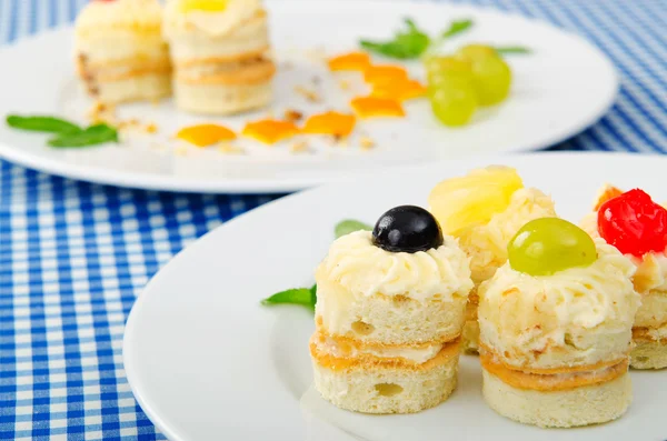 Bord vol van smakelijke mini taarten — Stockfoto