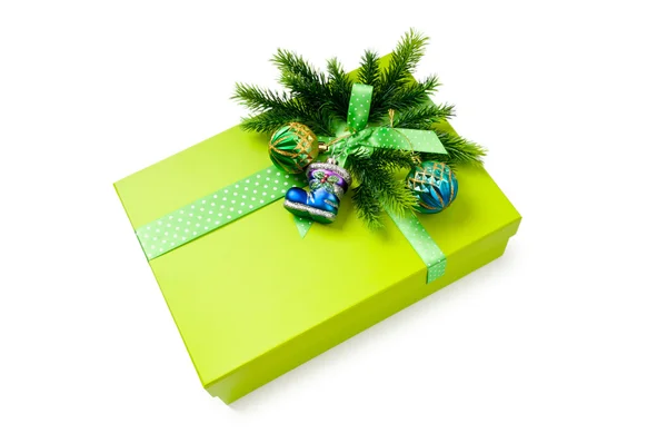 Новорічна концепція з прикрасою та подарунковою коробкою — стокове фото