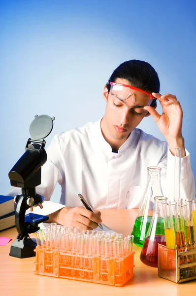 溶液を用いた実験室の化学者 — ストック写真