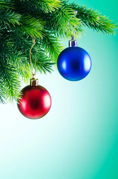 Baubles na árvore de Natal no conceito de celebração — Fotografia de Stock